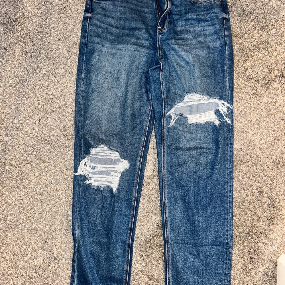 American Eagle Mom Straight Leg ripped Jeans